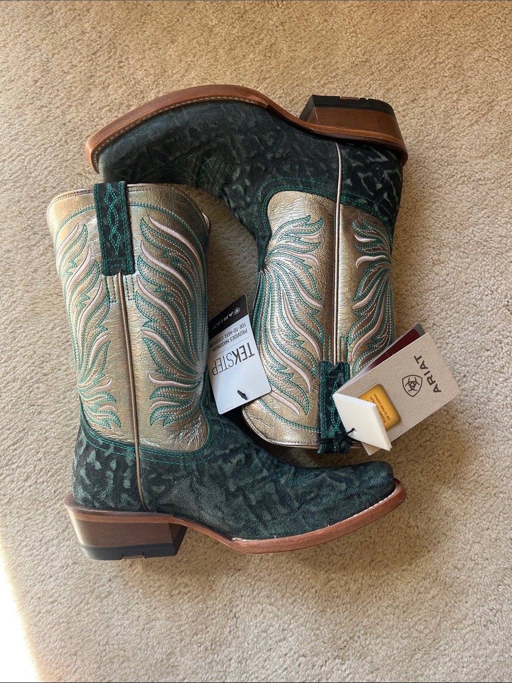 Women’s Roughout Ariat Cowboy Boots - Picture 3 of 6